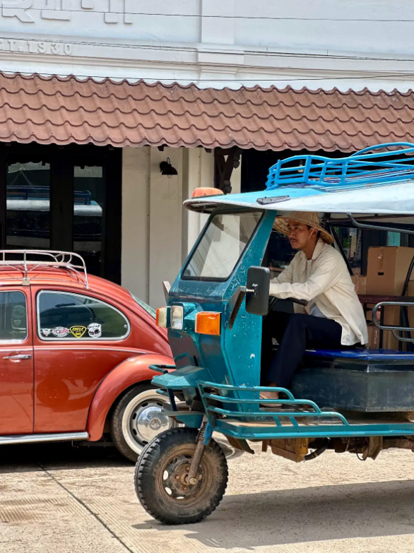 Hứa Vĩ Văn trổ tài lái xe lam trong phim ‘Tận hiến’