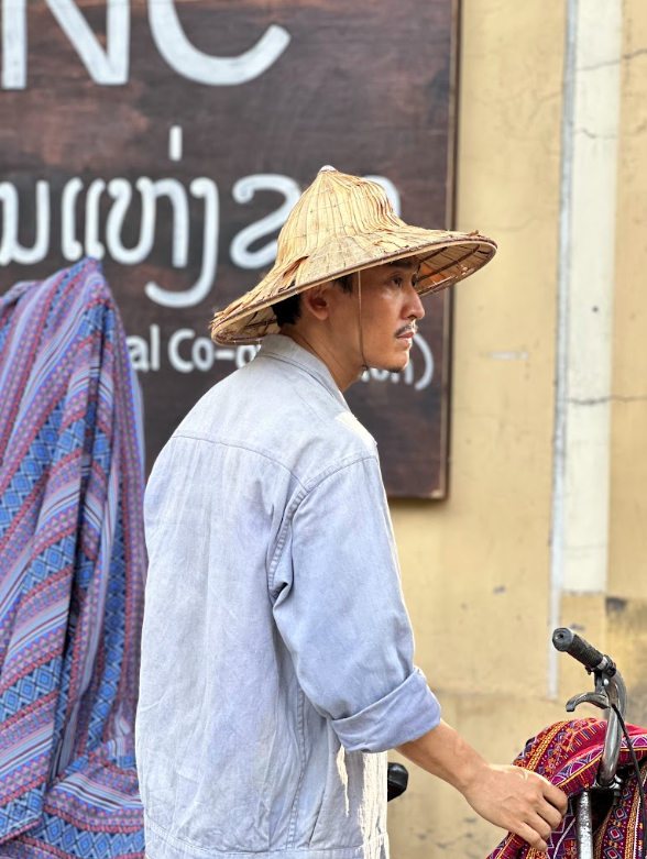 Hứa Vĩ Văn trổ tài lái xe lam trong phim ‘Tận hiến’