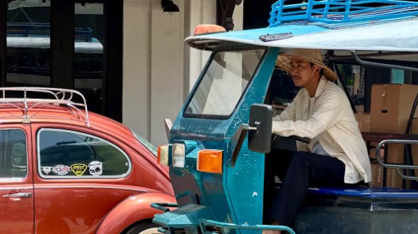 Hứa Vĩ Văn trổ tài lái xe lam trong phim ‘Tận hiến’