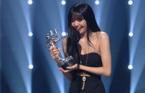 Lisa (BlackPink) thống trị toàn cầu, làm dấy lên tranh luận về việc 'đi cửa sau'