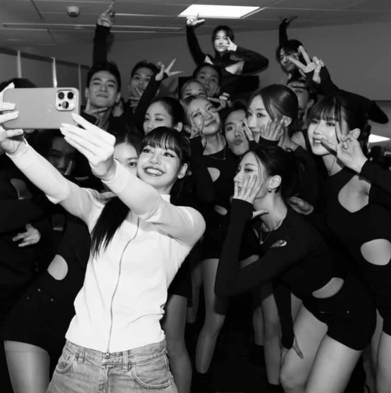 Lisa (BlackPink) thống trị toàn cầu, làm dấy lên tranh luận về việc 'đi cửa sau'