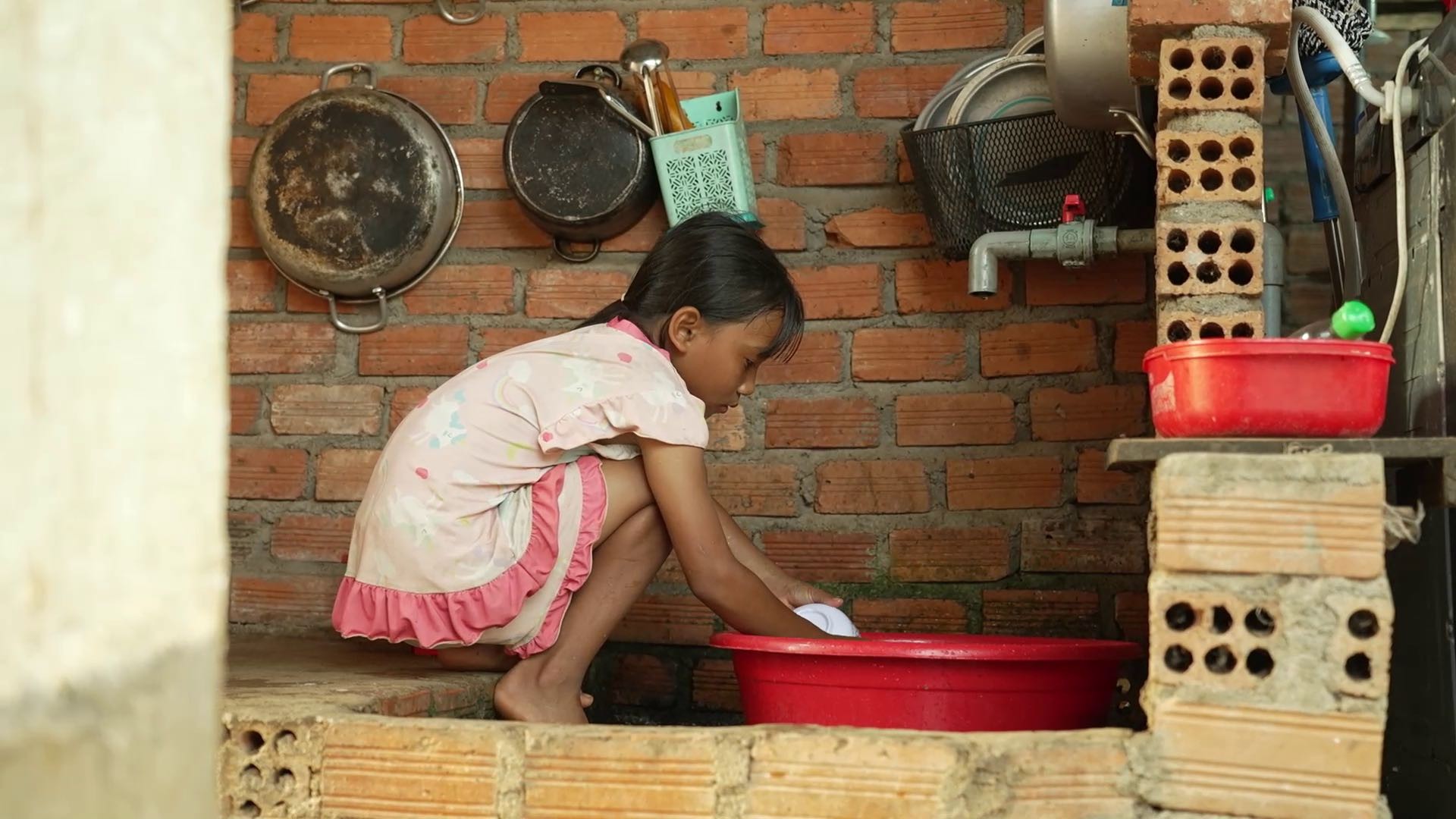 'Mái ấm gia đình Việt': Chị gái 16 tuổi nghỉ học làm thuê nuôi hai em mồ côi khiến Ốc Thanh Vân, GiGi Hương Giang nghẹn lòng