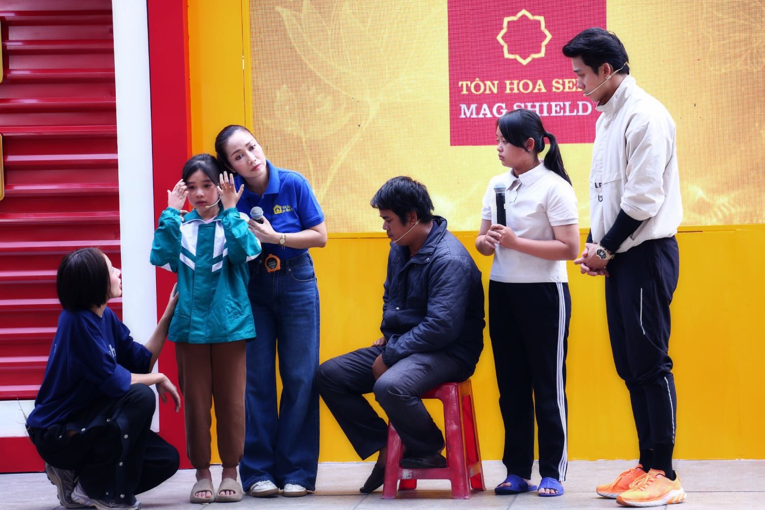 'Mái ấm gia đình Việt': Chị gái 16 tuổi nghỉ học làm thuê nuôi hai em mồ côi khiến Ốc Thanh Vân, GiGi Hương Giang nghẹn lòng