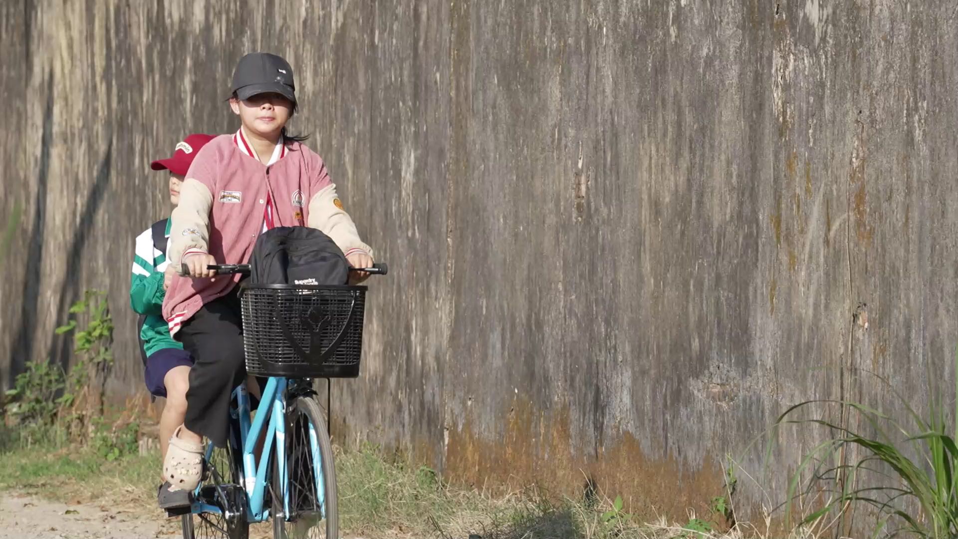 'Mái ấm gia đình Việt': Chị gái 16 tuổi nghỉ học làm thuê nuôi hai em mồ côi khiến Ốc Thanh Vân, GiGi Hương Giang nghẹn lòng