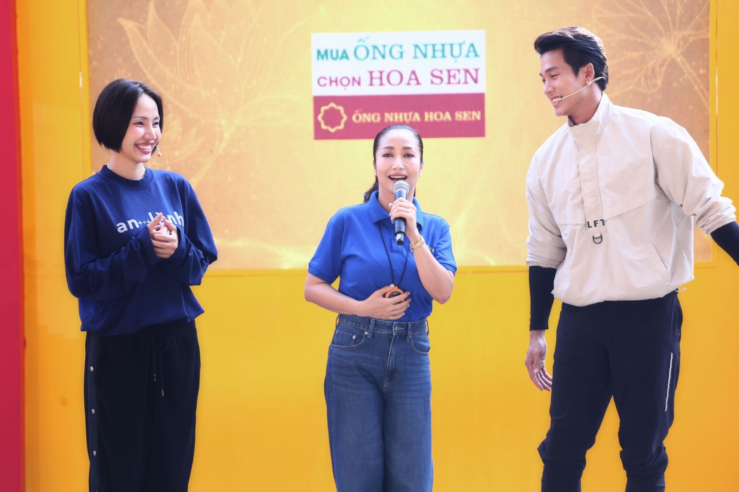 'Mái ấm gia đình Việt': Chị gái 16 tuổi nghỉ học làm thuê nuôi hai em mồ côi khiến Ốc Thanh Vân, GiGi Hương Giang nghẹn lòng