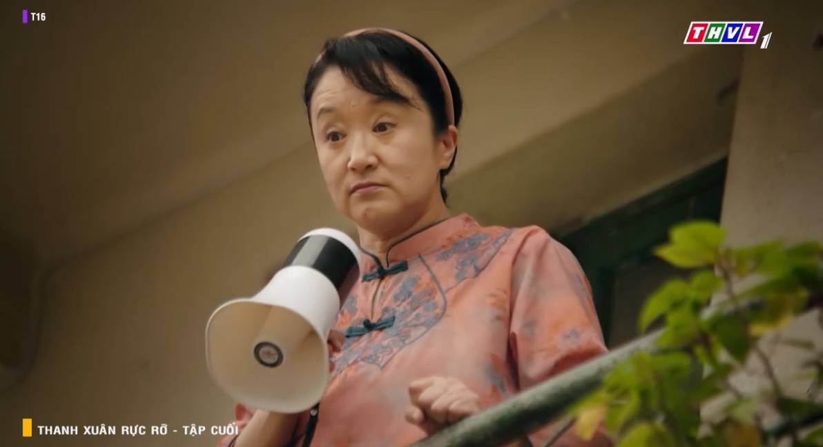 'Thanh xuân rực rỡ' tập cuối: Tú Anh mong cháu gái sớm kết hôn, Ỷ Mộng nghẹn ngào nhìn lại tuổi thơ bên bà