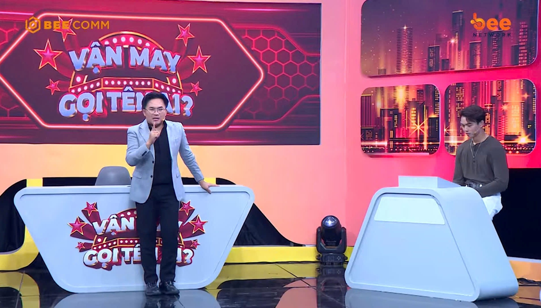 MC Đại Nghĩa 'kêu trời' trước độ tự tin của dàn khách mời tại 'Vận may gọi tên ai?'