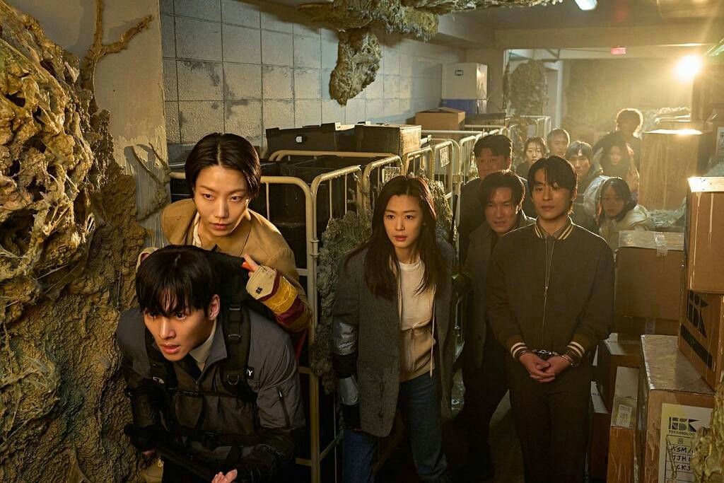 Phim zombie của Jun Ji Hyun xô đổ loạt kỷ lục của điện ảnh Hàn