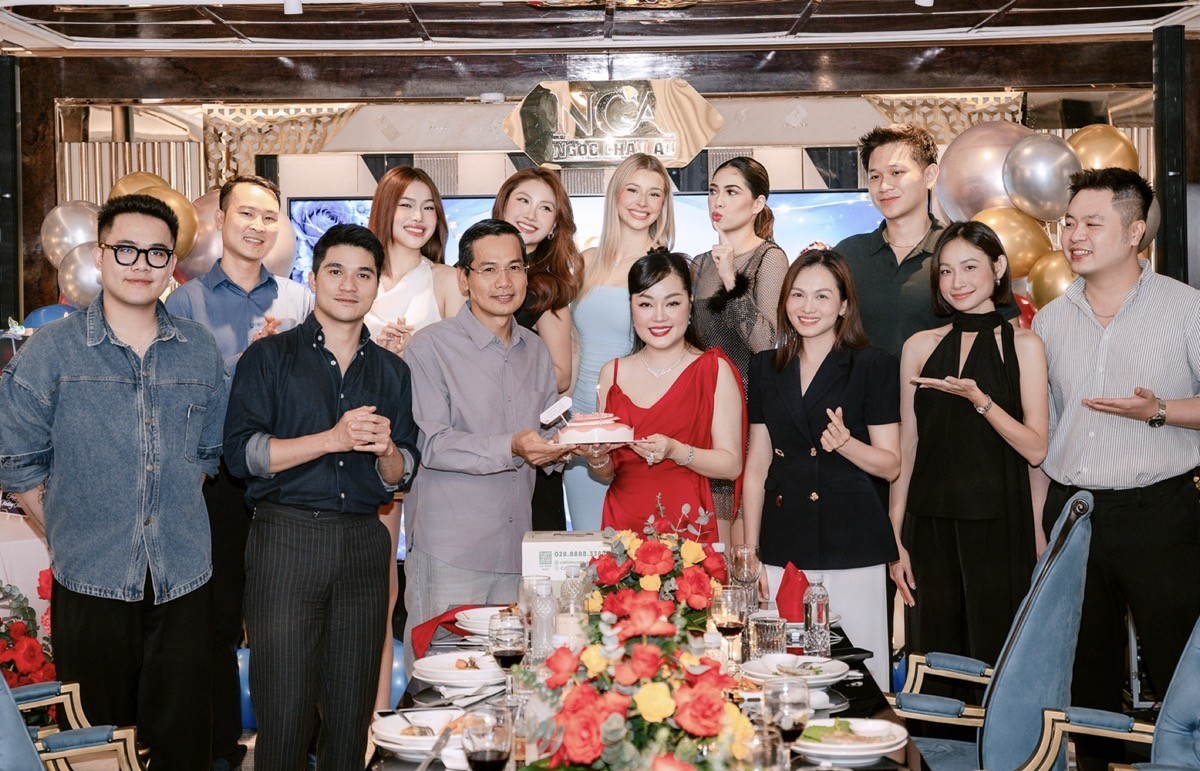 Hoa hậu Hoàng Thanh Nga hạnh phúc trong buổi tiệc sinh nhật cùng tổ chức Cosmo