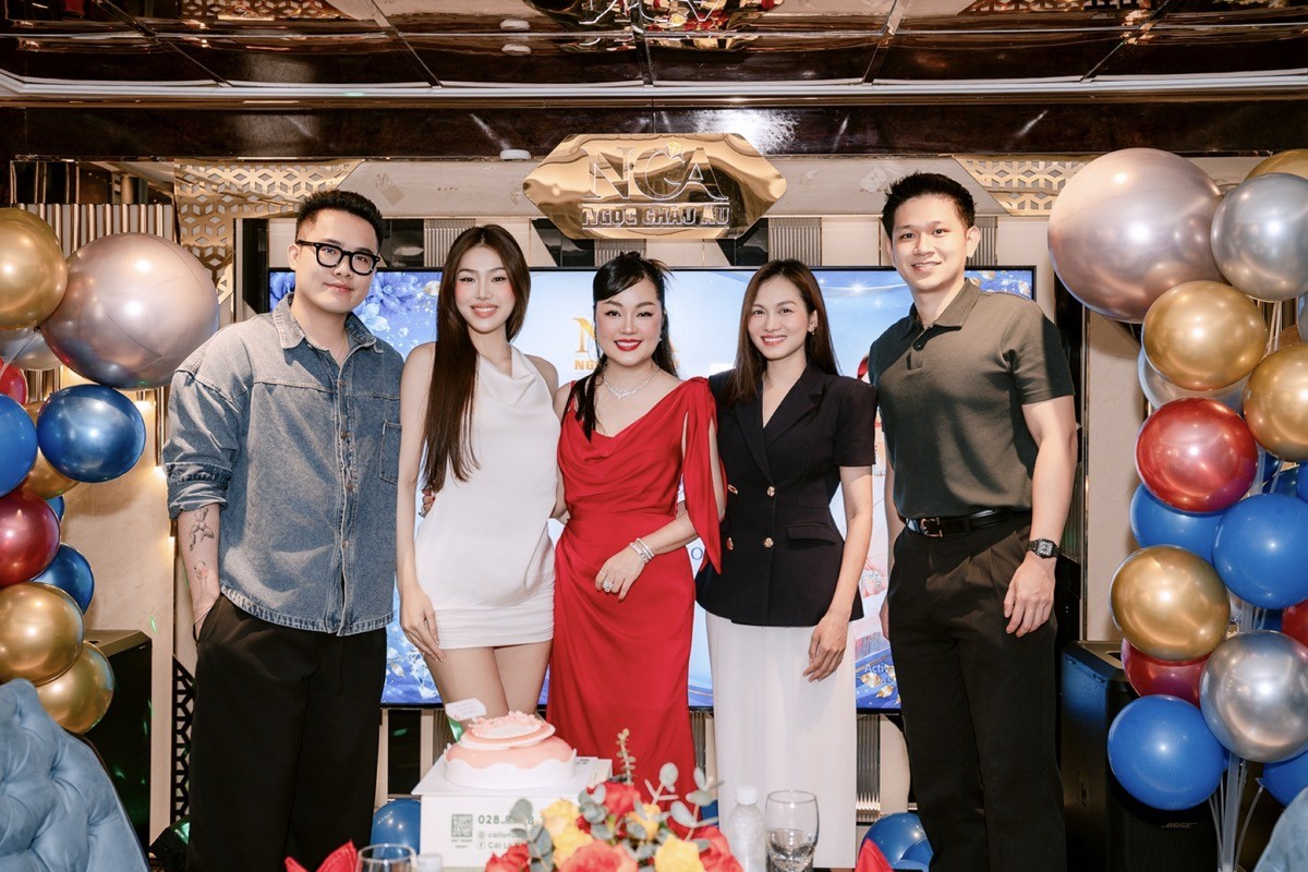 Hoa hậu Hoàng Thanh Nga hạnh phúc trong buổi tiệc sinh nhật cùng tổ chức Cosmo