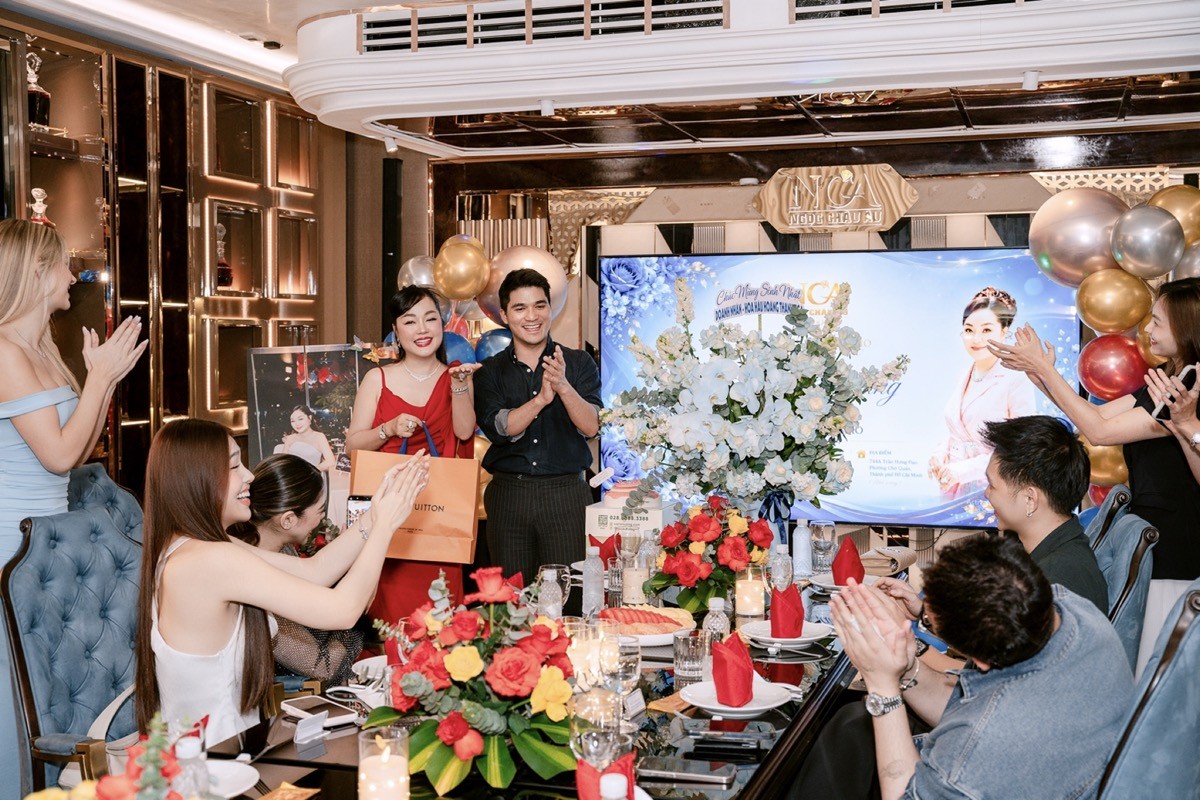 Hoa hậu Hoàng Thanh Nga hạnh phúc trong buổi tiệc sinh nhật cùng tổ chức Cosmo