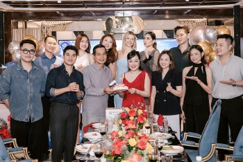 Hoa hậu Hoàng Thanh Nga hạnh phúc trong buổi tiệc sinh nhật cùng tổ chức Cosmo