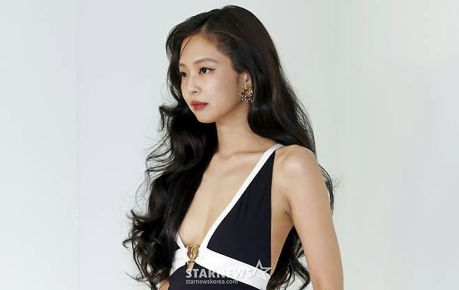 Phản ứng của G-Dragon khi gặp Jennie tại show Channel gây sốt