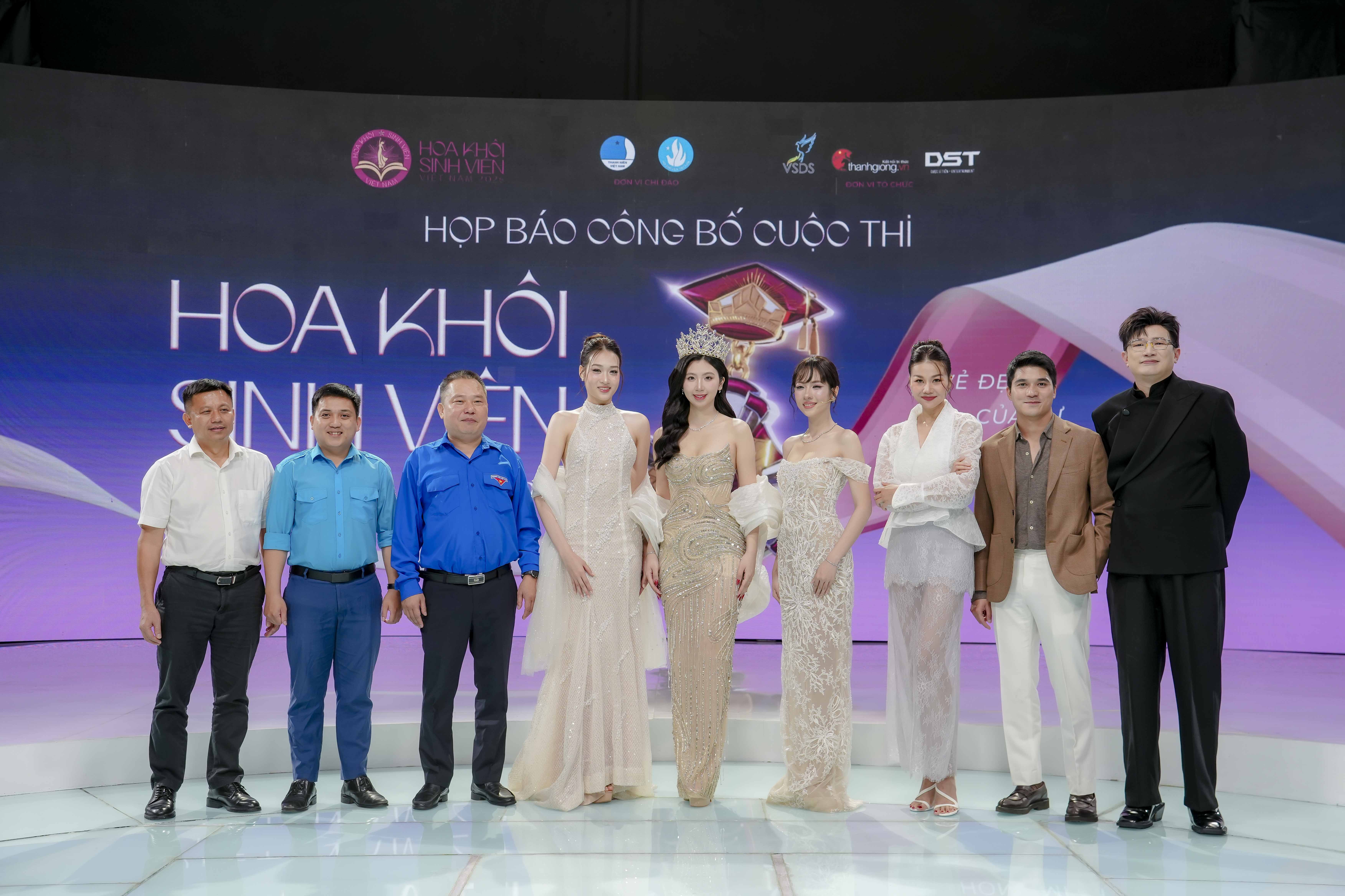 Tiếp tục đảm nhiệm Nhà sản xuất 'Hoa khôi sinh viên Việt Nam 2026', Dược sĩ Tiến còn sát cánh cùng Siêu mẫu Thanh Hằng trên 'ghế nóng'