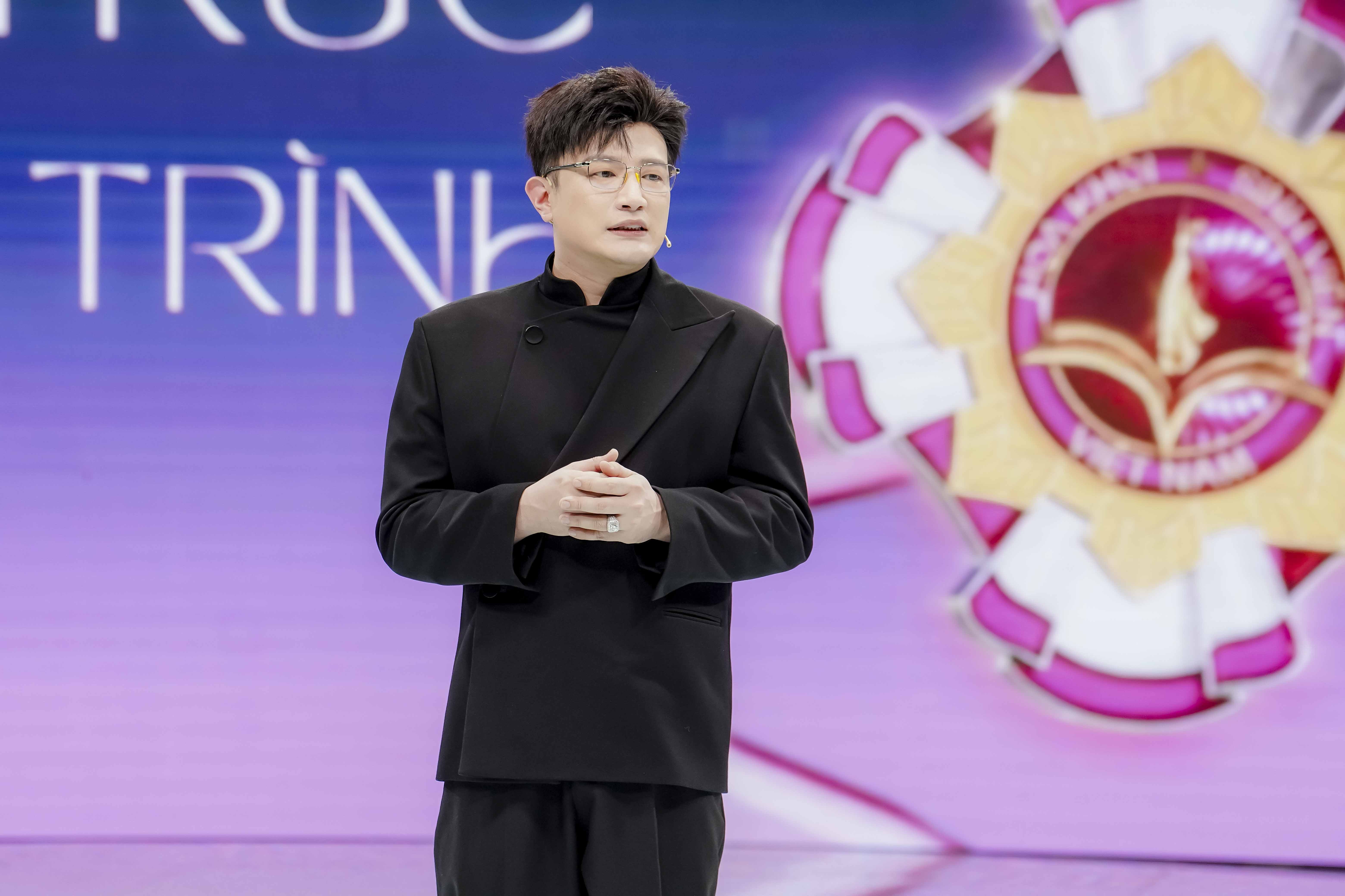 Tiếp tục đảm nhiệm Nhà sản xuất 'Hoa khôi sinh viên Việt Nam 2026', Dược sĩ Tiến còn sát cánh cùng Siêu mẫu Thanh Hằng trên 'ghế nóng'
