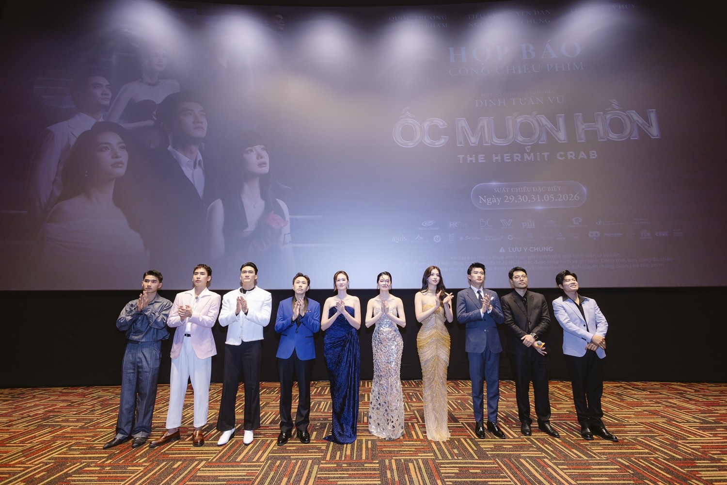 Anh Đức tháp tùng Anh Phạm ra Hà Nội dự première phim 'Ốc mượn hồn'