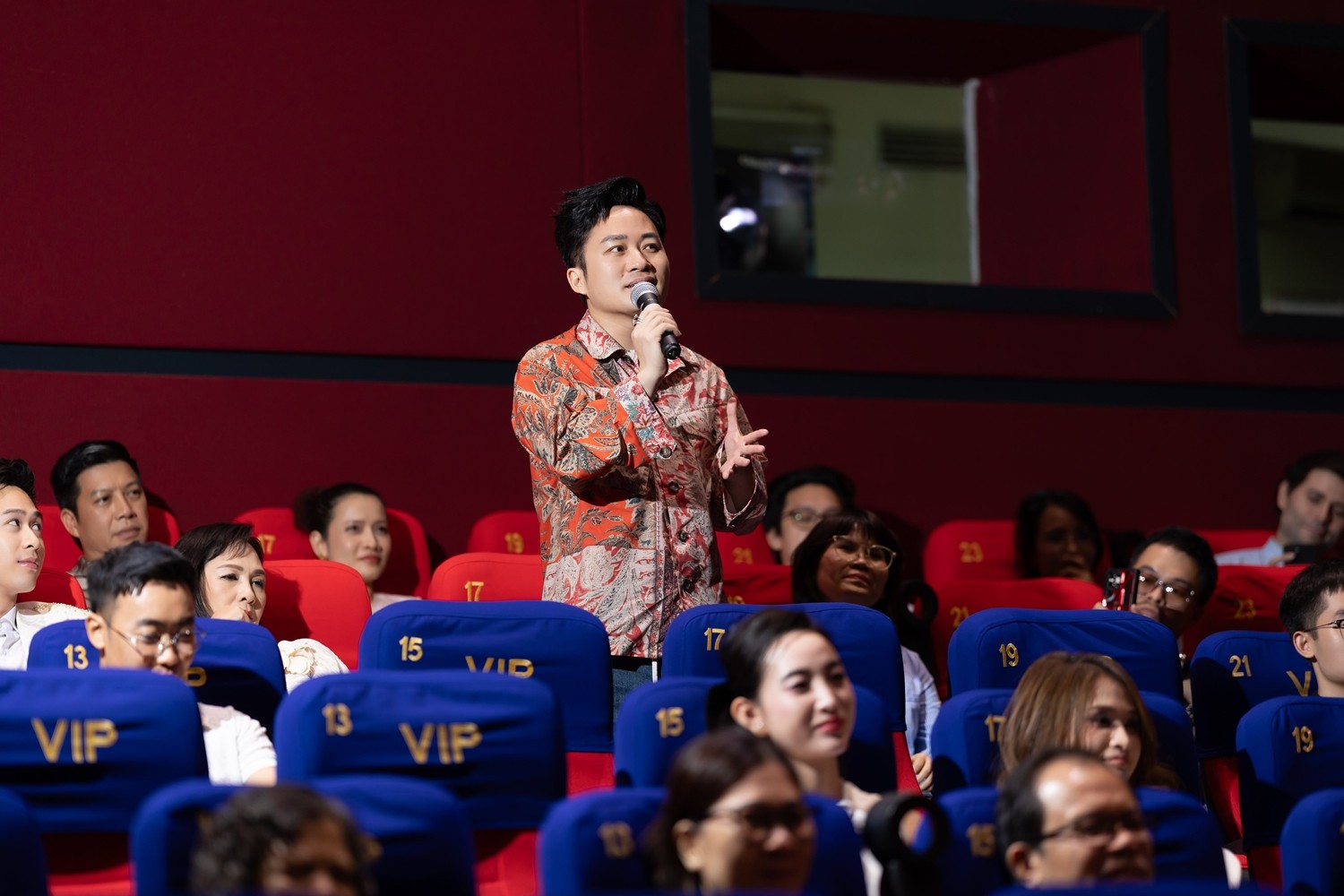 Anh Đức tháp tùng Anh Phạm ra Hà Nội dự première phim 'Ốc mượn hồn'
