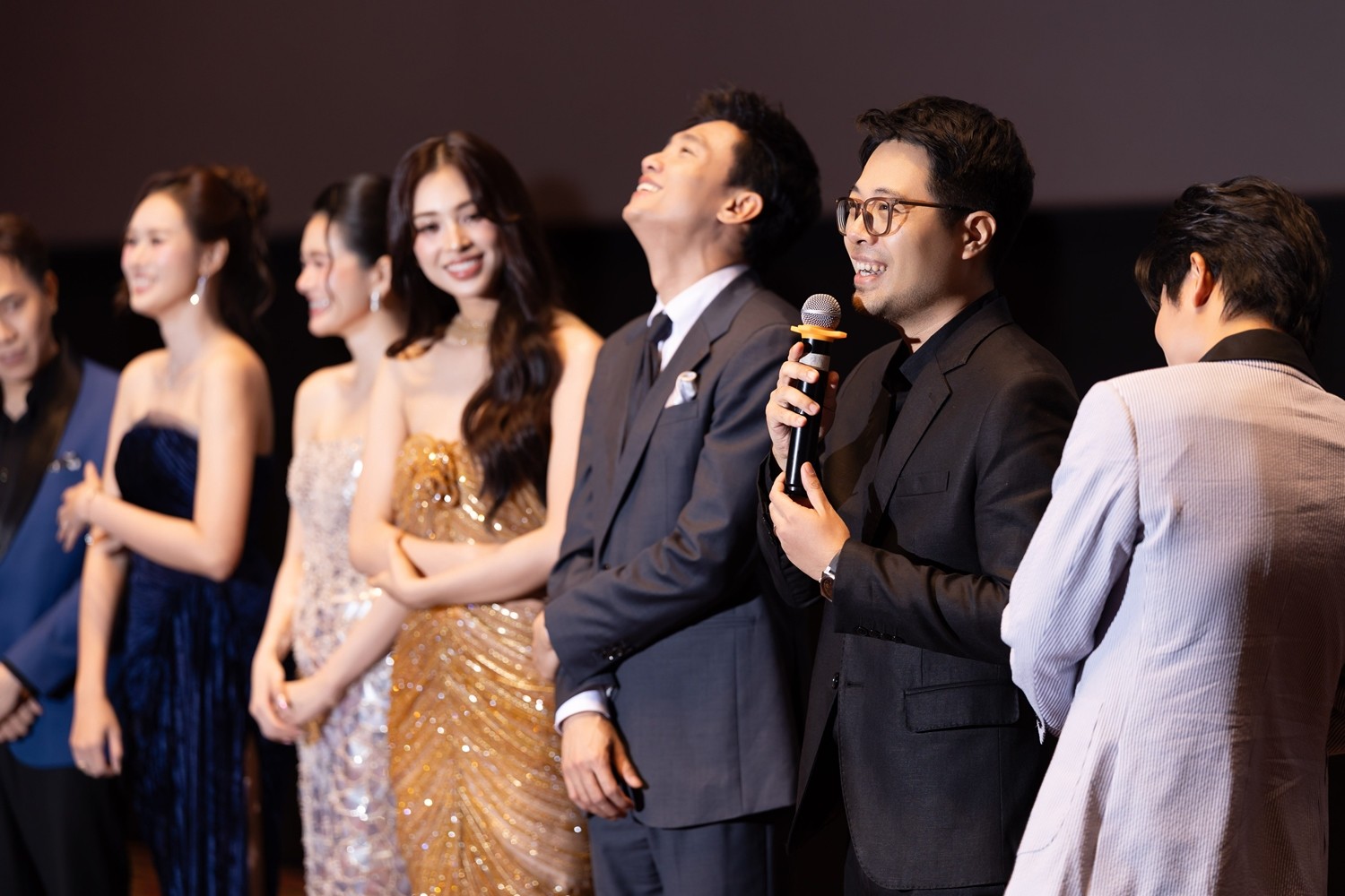 Anh Đức tháp tùng Anh Phạm ra Hà Nội dự première phim 'Ốc mượn hồn'