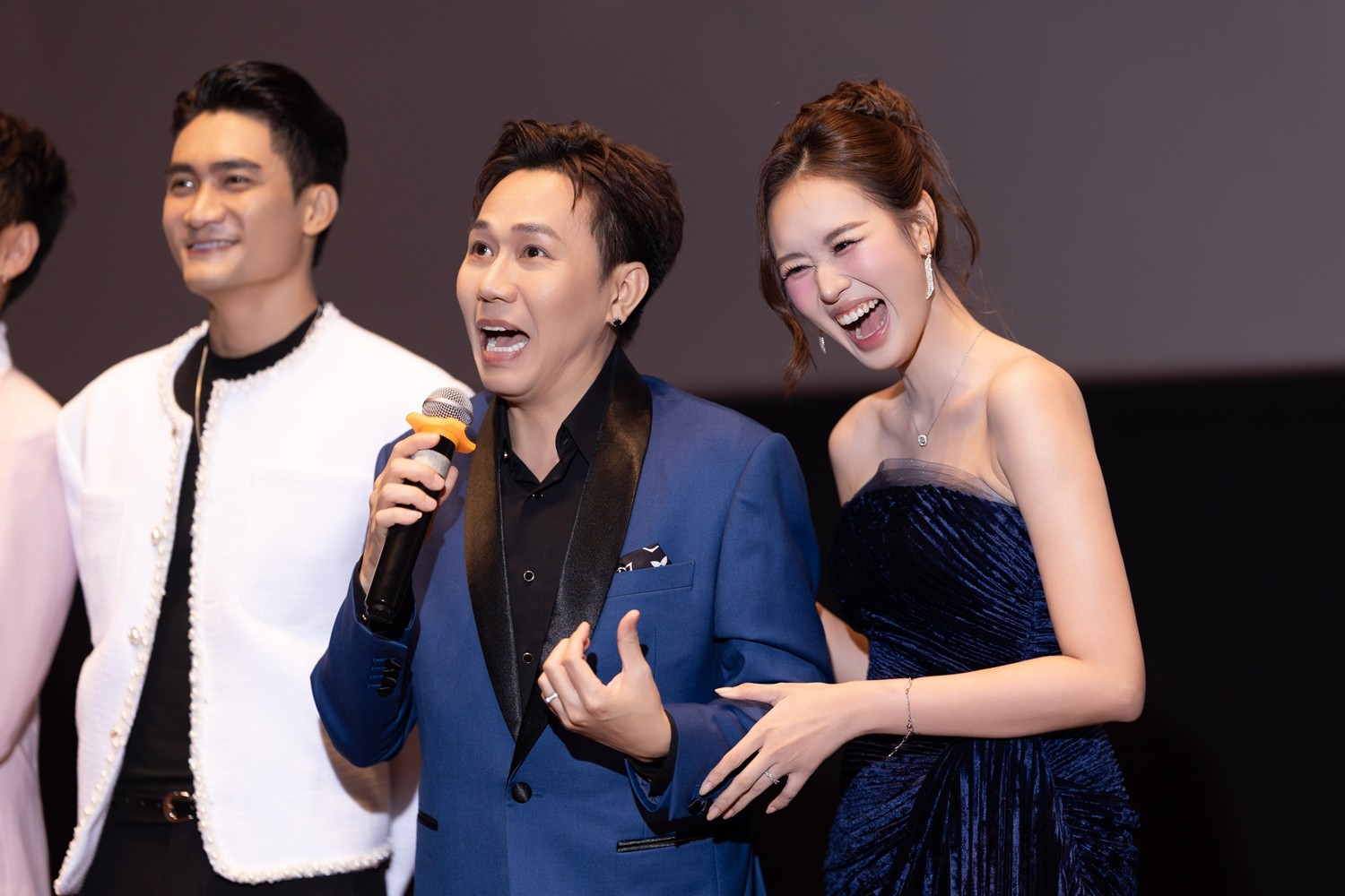 Anh Đức tháp tùng Anh Phạm ra Hà Nội dự première phim 'Ốc mượn hồn'