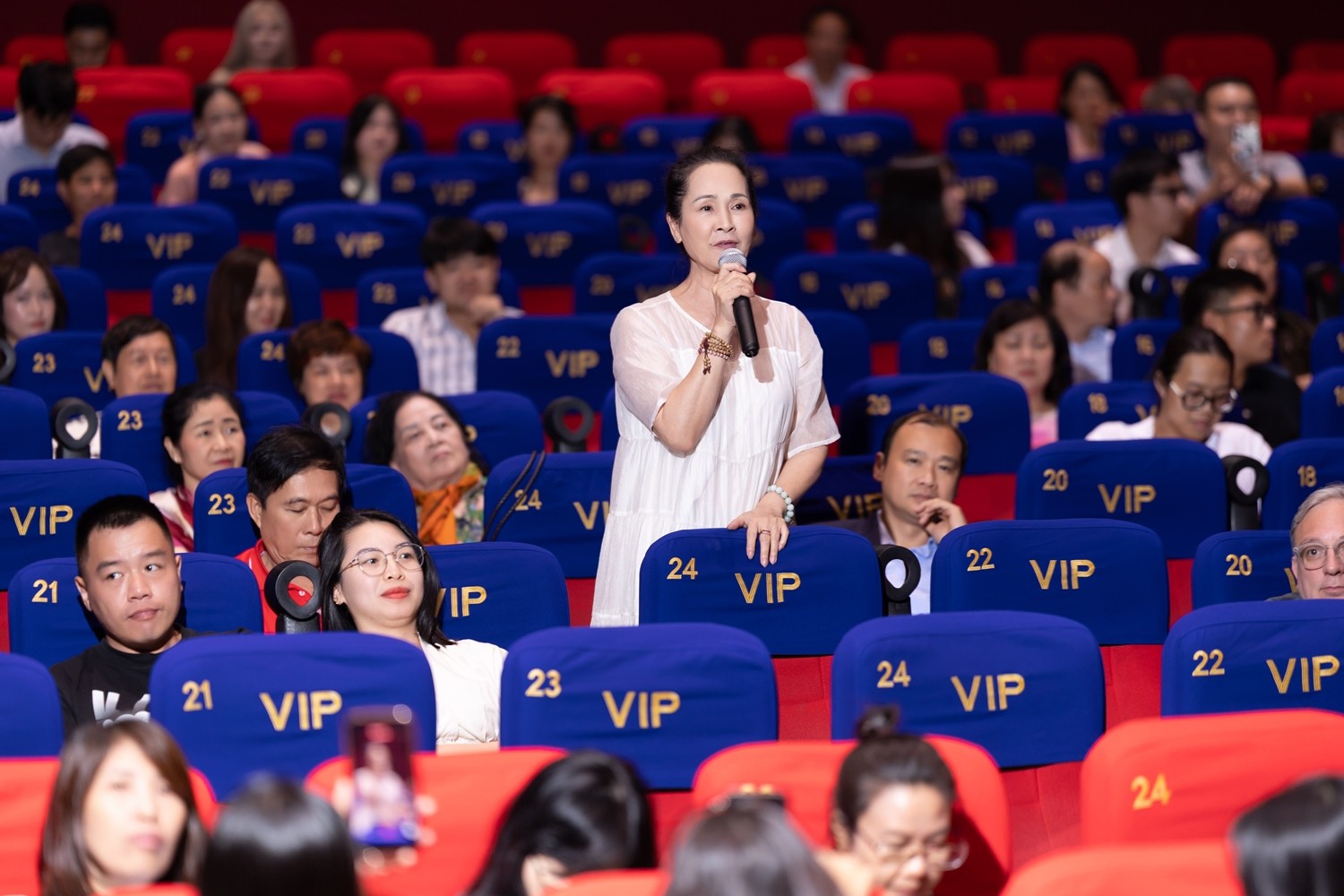 Anh Đức tháp tùng Anh Phạm ra Hà Nội dự première phim 'Ốc mượn hồn'
