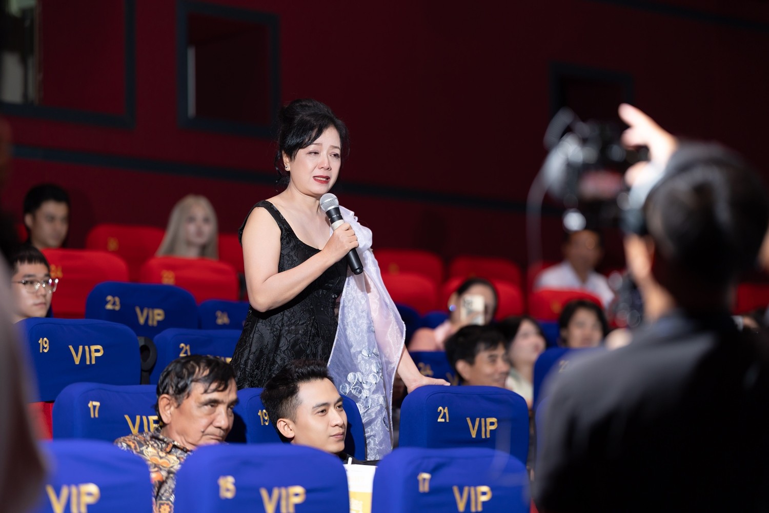 Anh Đức tháp tùng Anh Phạm ra Hà Nội dự première phim 'Ốc mượn hồn'