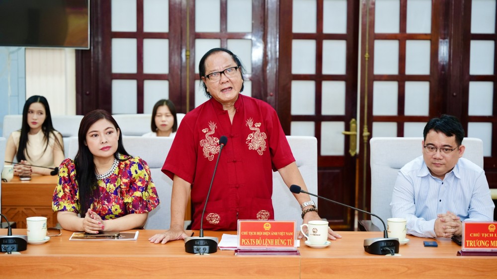 PGS, TS Đỗ Lệnh Hùng Tú, Chủ tịch Hội Điện ảnh Việt Nam trao đổi tại buổi làm việc