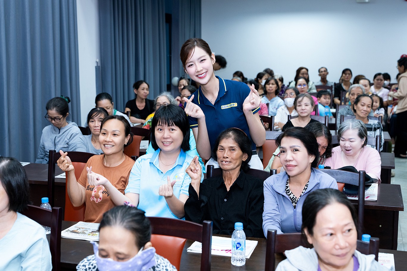 Chủ tịch 'Miss World' cùng Hoa hậu Bảo Ngọc trao học bổng cho trẻ em khó khăn tại TP. HCM