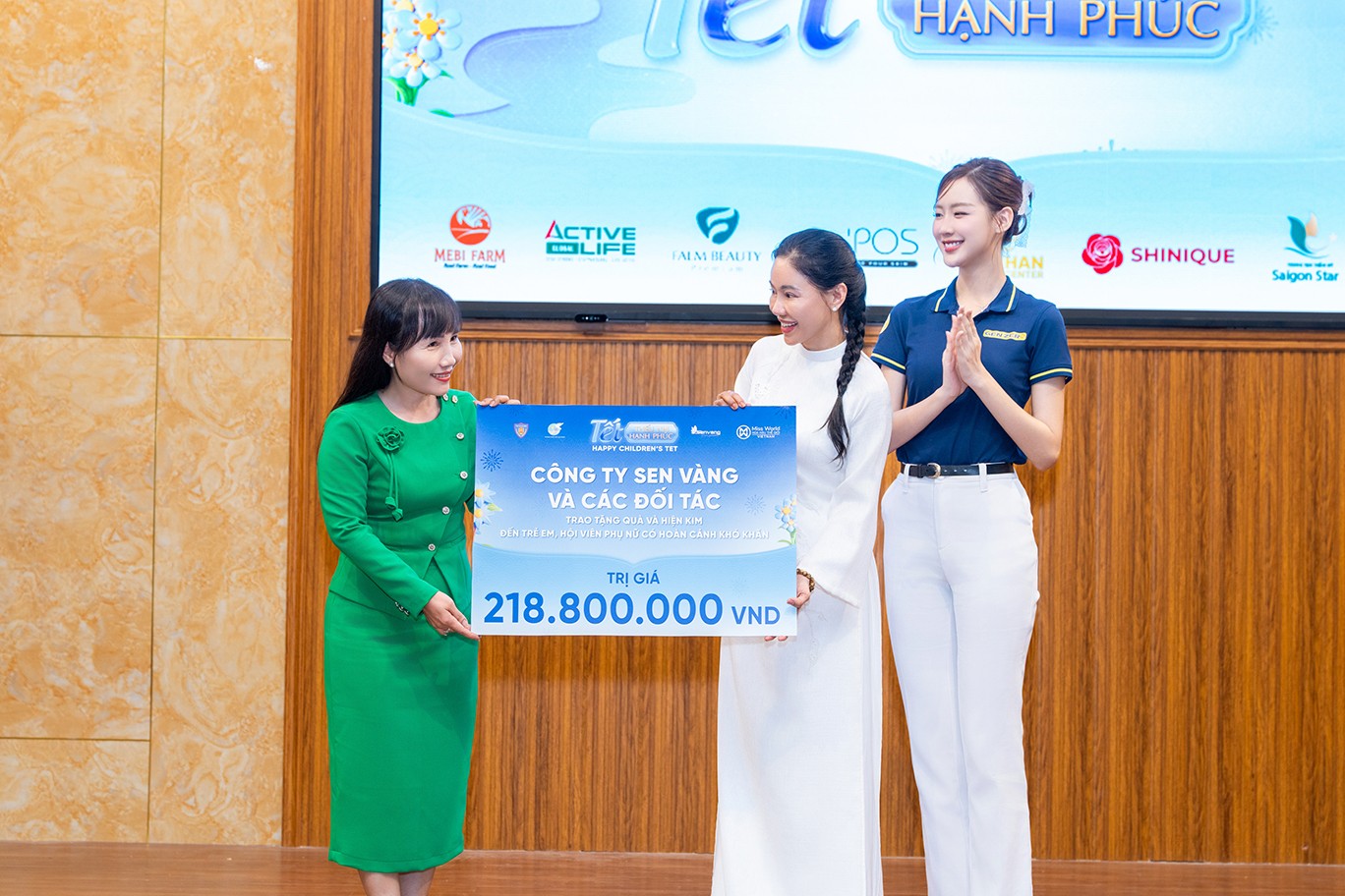 Chủ tịch 'Miss World' cùng Hoa hậu Bảo Ngọc trao học bổng cho trẻ em khó khăn tại TP. HCM