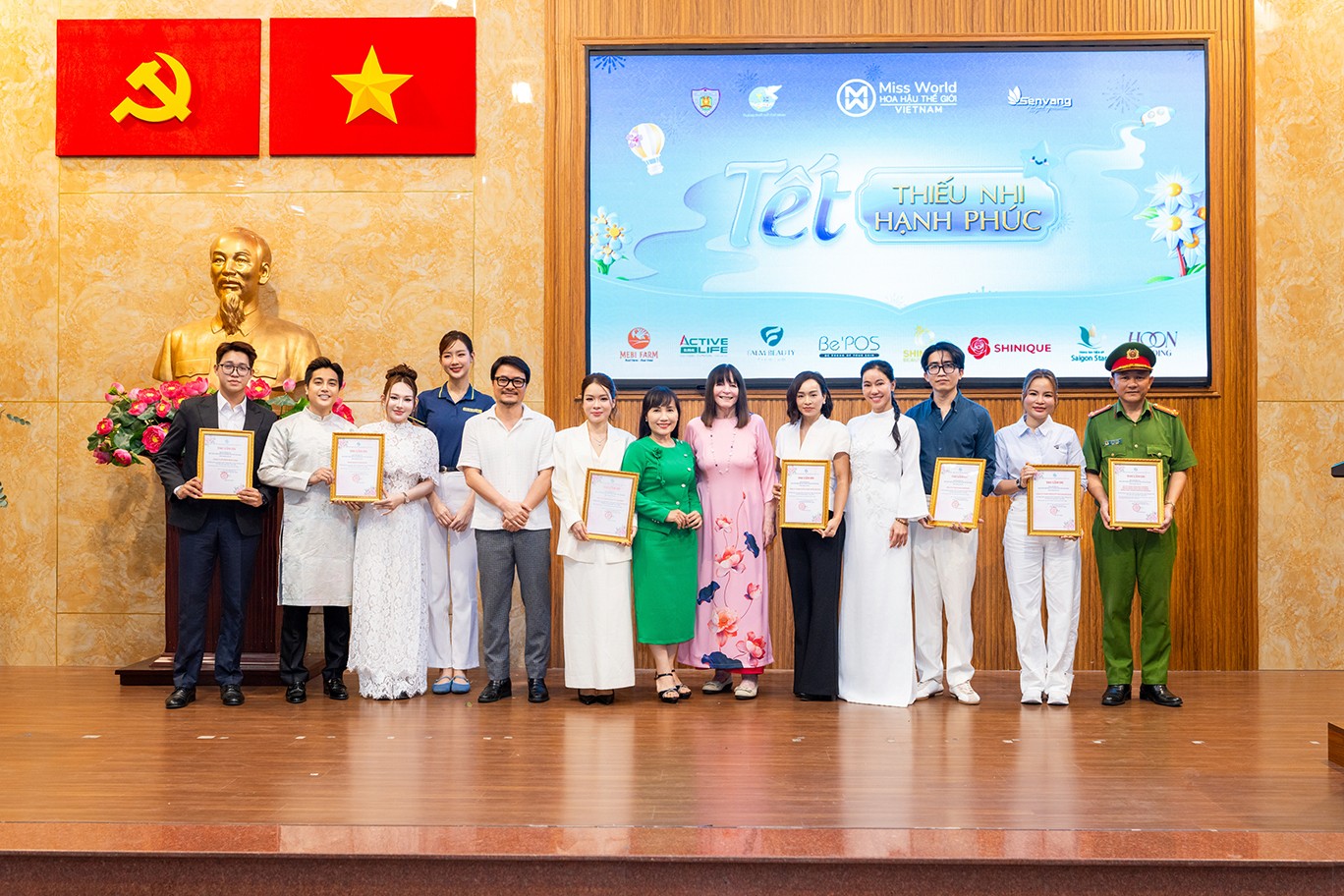 Chủ tịch 'Miss World' cùng Hoa hậu Bảo Ngọc trao học bổng cho trẻ em khó khăn tại TP. HCM