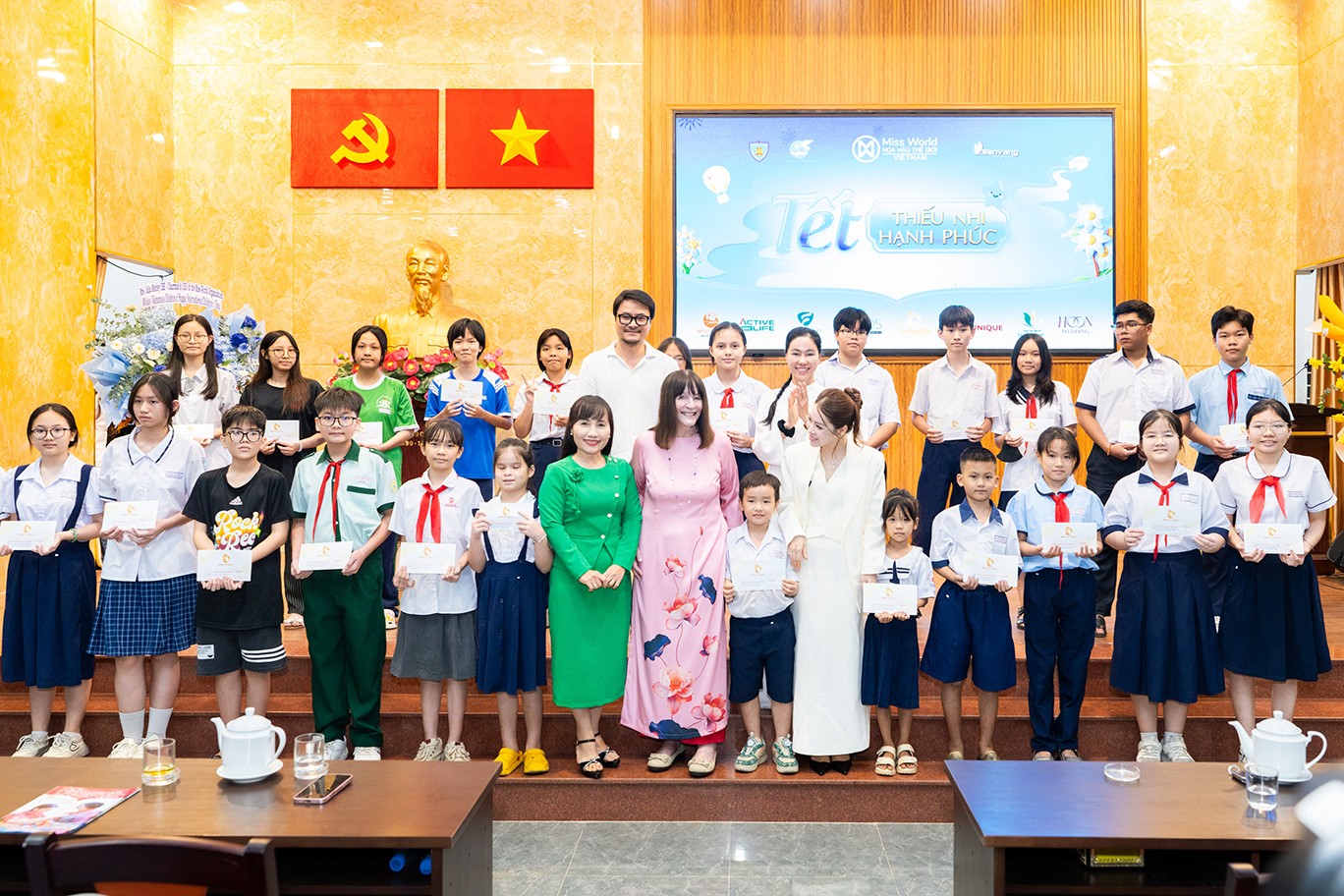 Chủ tịch 'Miss World' cùng Hoa hậu Bảo Ngọc trao học bổng cho trẻ em khó khăn tại TP. HCM