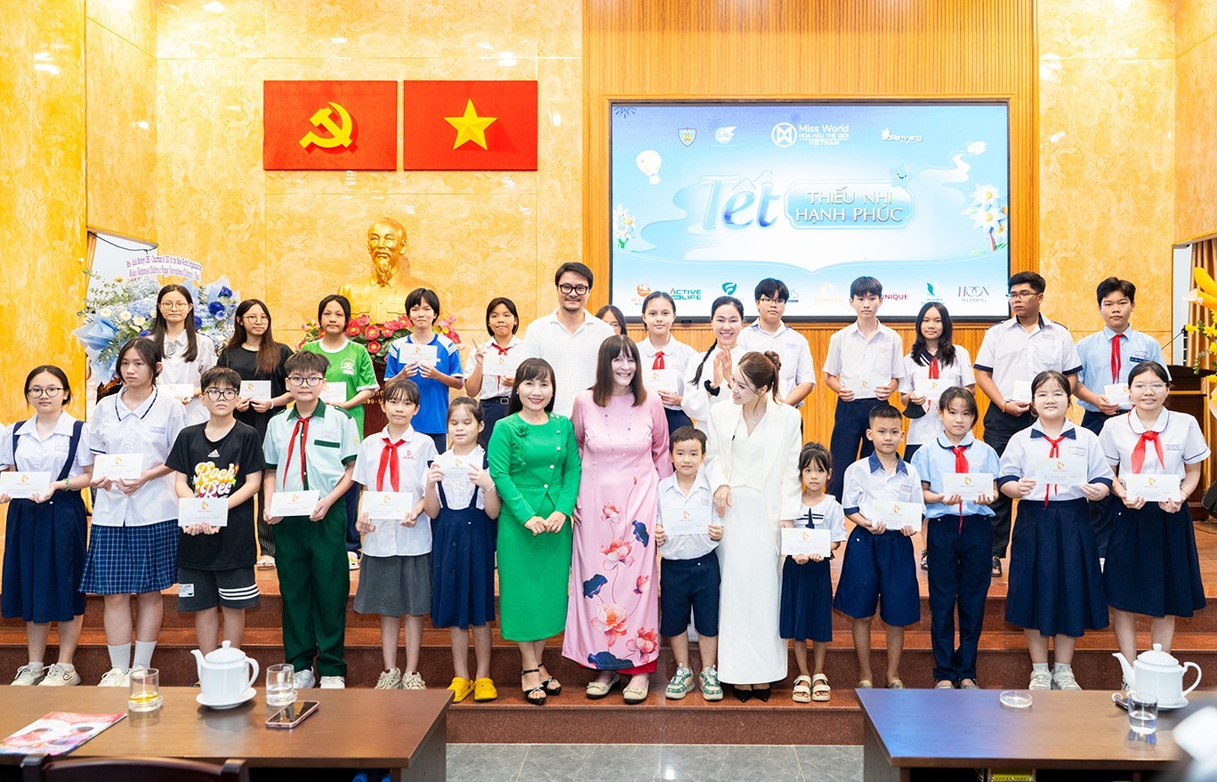 Chủ tịch 'Miss World' cùng Hoa hậu Bảo Ngọc trao học bổng cho trẻ em khó khăn tại TP. HCM
