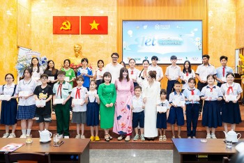Chủ tịch 'Miss World' cùng Hoa hậu Bảo Ngọc trao học bổng cho trẻ em khó khăn tại TP. HCM