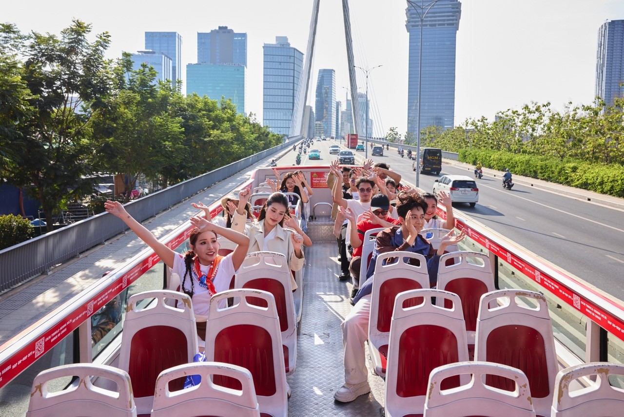 'Wow Ho Chi Minh City' tập 1: Ngô Kiến Huy, Khả Như, Đoàn Thiên Ân 'bắn' tiếng Anh, tiếng Thái ở chợ Bến Thành