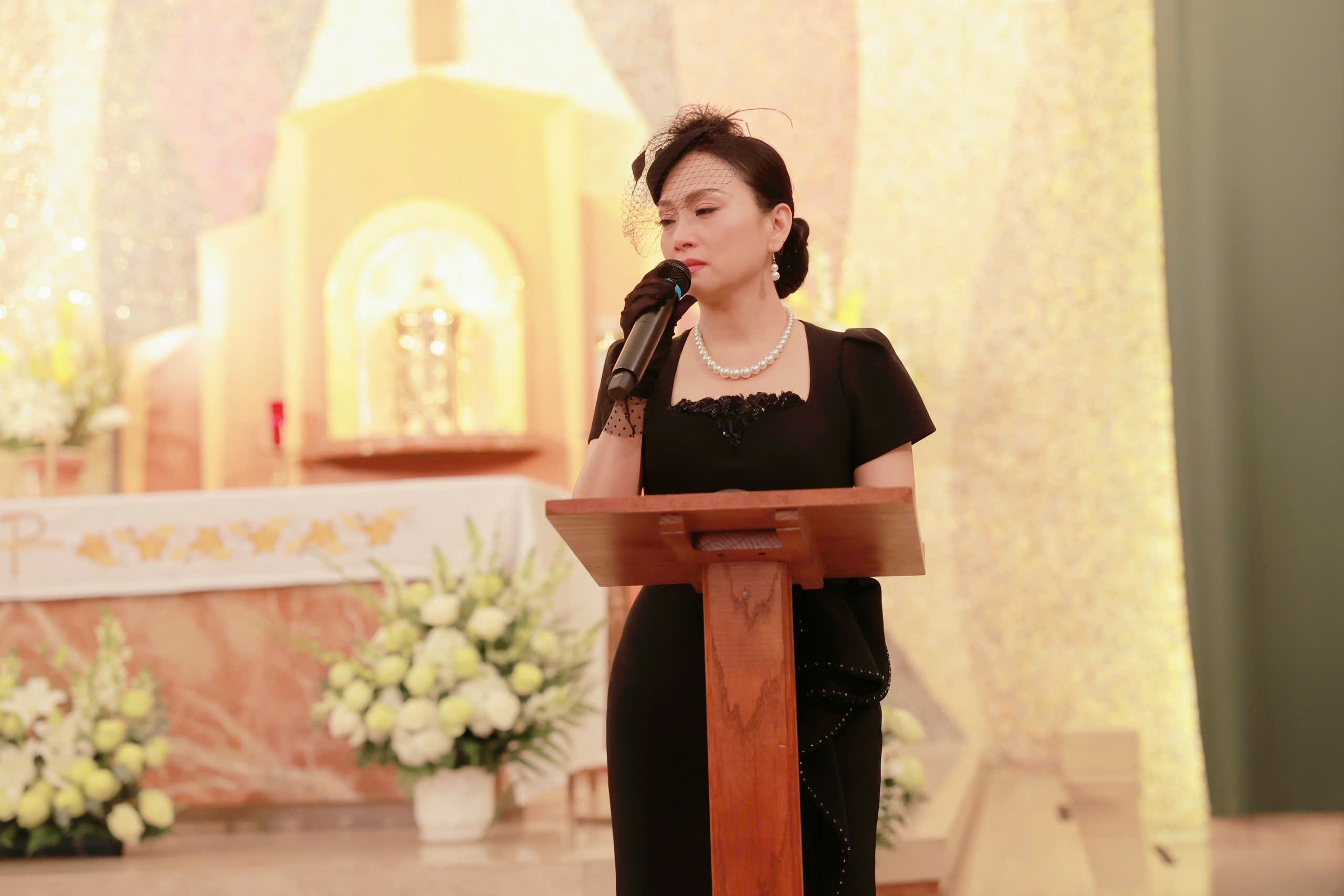 Hơn 26 năm đồng hành, Hà Phương nghẹn ngào nói lời tiễn biệt bầu show Thúy Uyển