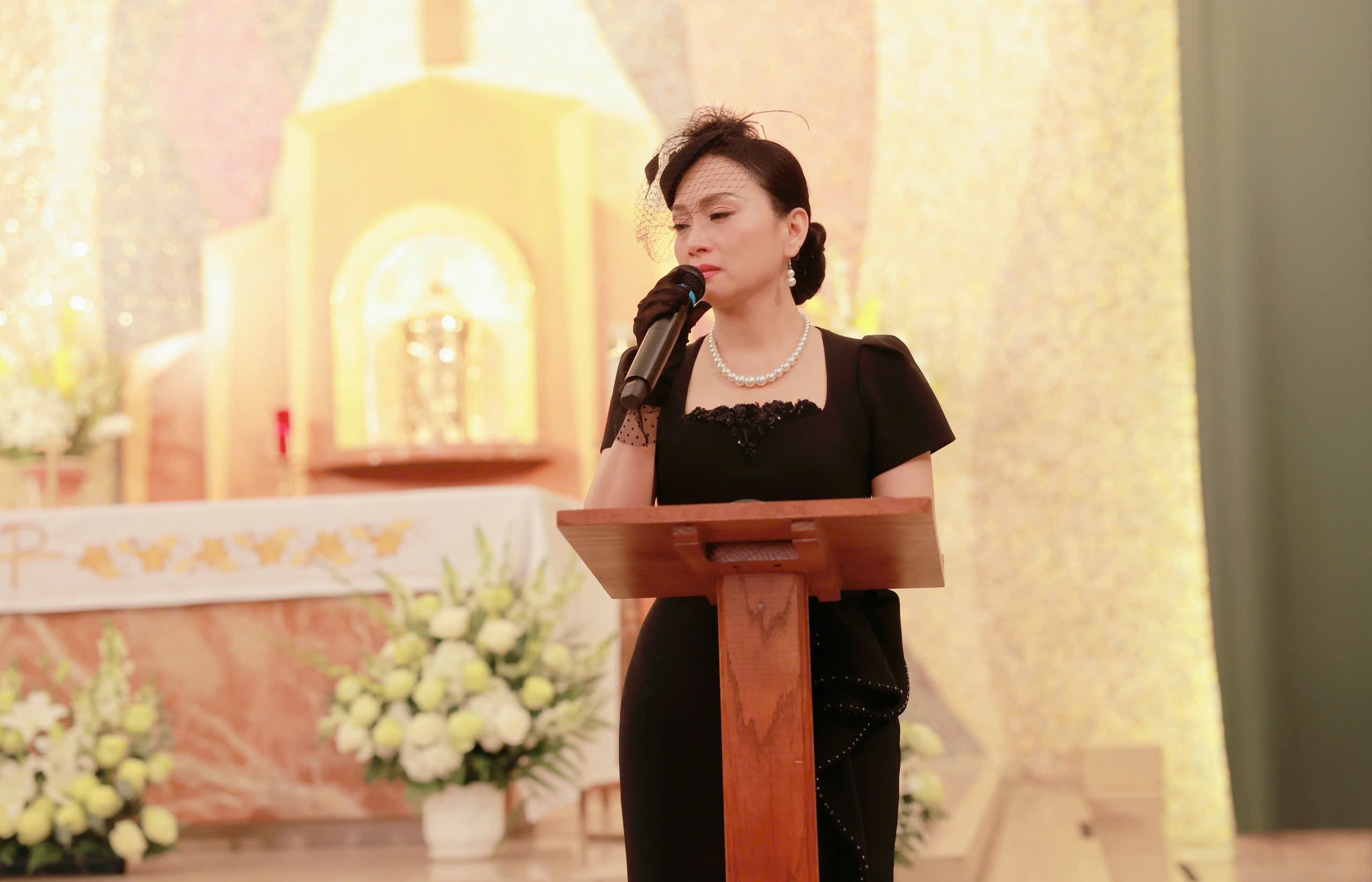 Hơn 26 năm đồng hành, Hà Phương nghẹn ngào nói lời tiễn biệt bầu show Thúy Uyển