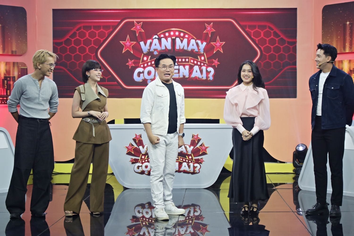 'Vận may gọi tên ai?' tập 14: Đại Nghĩa chạnh lòng khi bị Nhã Thy gọi bằng 'chú' trên sóng truyền hình