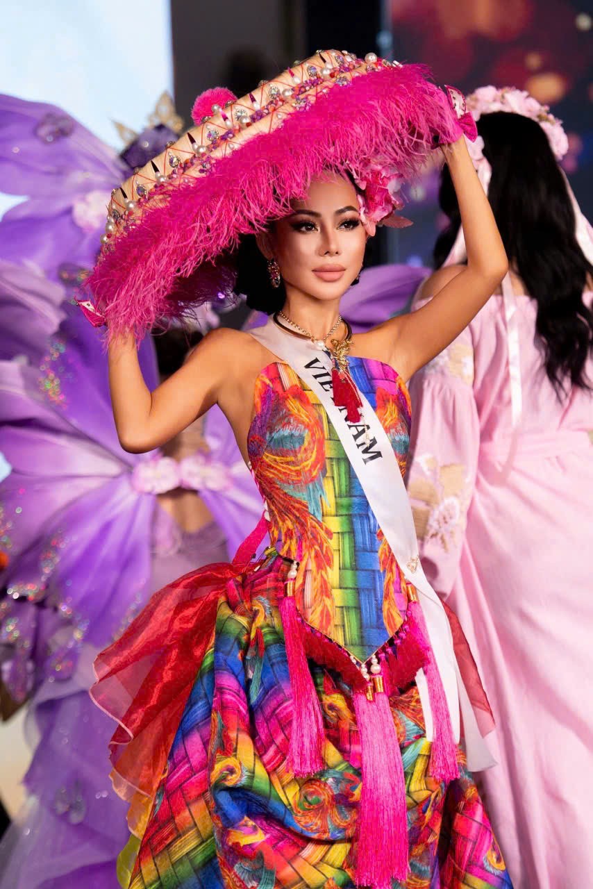 Vân Phạm đăng quang 'Mrs. Tourism Queen International 2026', mang về cú đúp danh hiệu cho Việt Nam