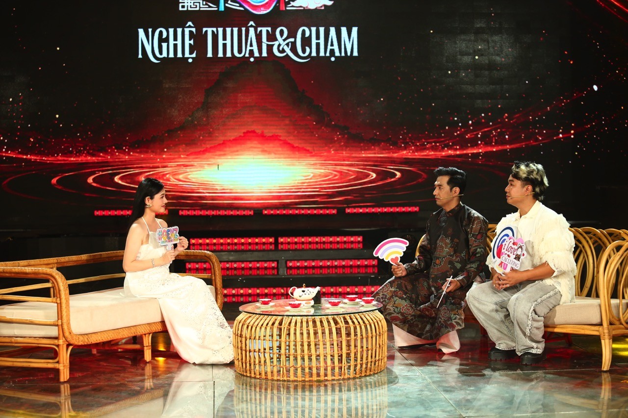 'Nghệ thuật & Chạm' tập 1: NSND Quế Trân kết hợp cùng ca sĩ trẻ TIA, đưa ký ức của cố NSND Thanh Tòng lên sân khấu đương đại