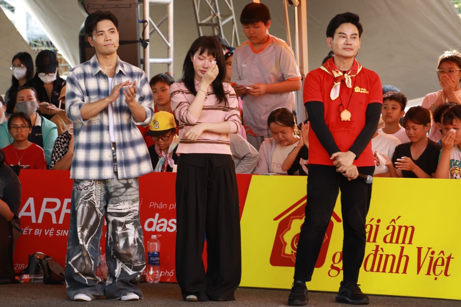 'Mái ấm gia đình Việt': Cô bé ngồi trò chuyện với di ảnh cha khiến rapper Phúc Du và Mỹ Mỹ không cầm được nước mắt