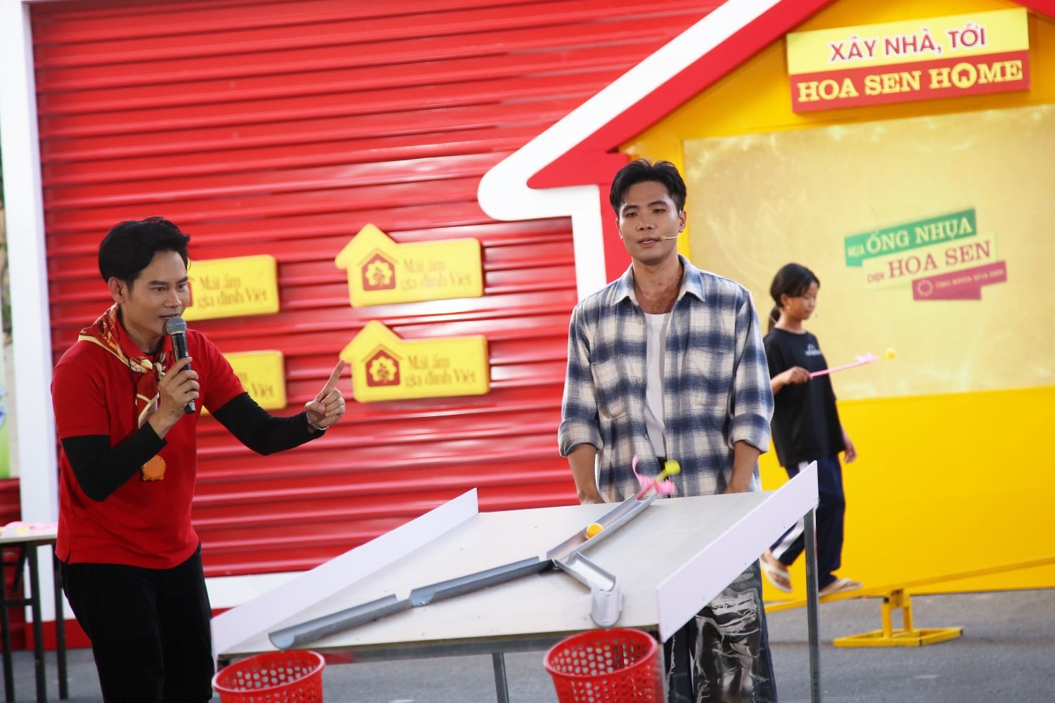 'Mái ấm gia đình Việt': Cô bé ngồi trò chuyện với di ảnh cha khiến rapper Phúc Du và Mỹ Mỹ không cầm được nước mắt