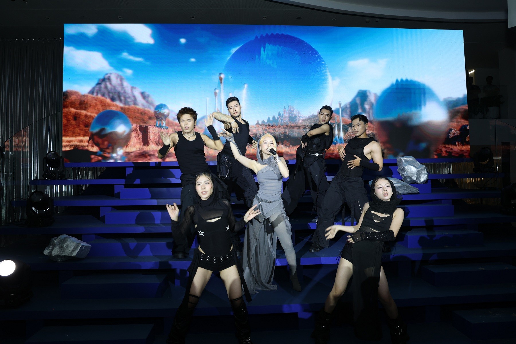 Chi Pu tổ chức Exhibition và Listening Party tại sự kiện quy tụ dàn sao đình đám, chính thức ấn định ngày phát hành siêu album 'EXs'