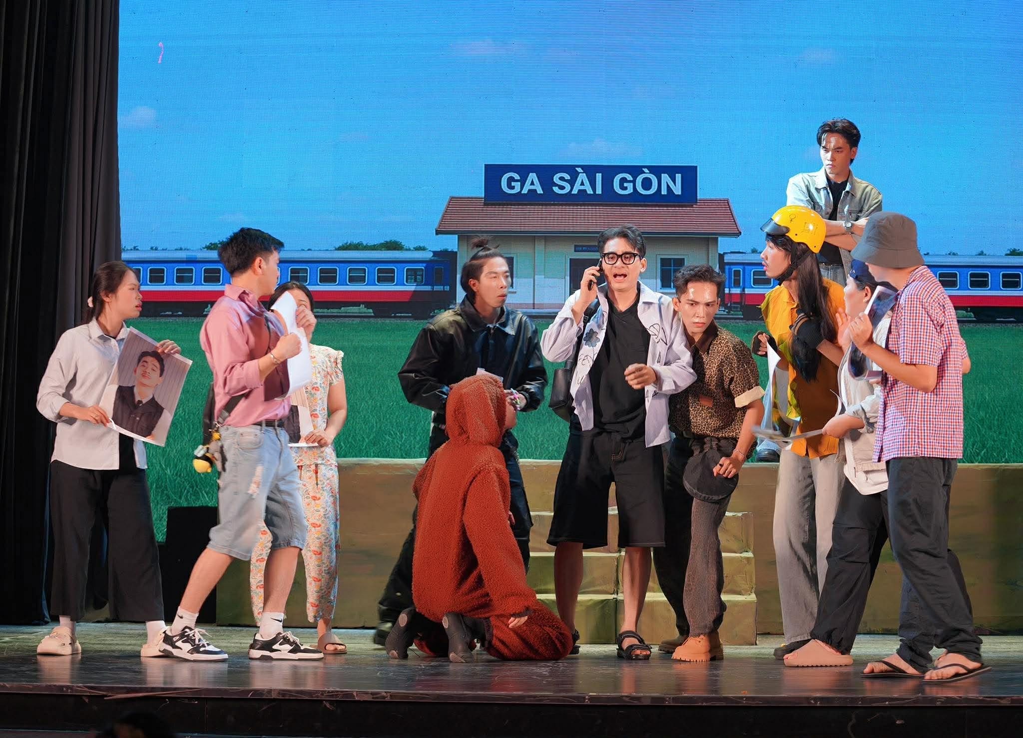 'Đại ca mình đi đâu thế?': Vở diễn đầy năng lượng của dàn diễn viên trẻ Sân khấu Hồng Vân