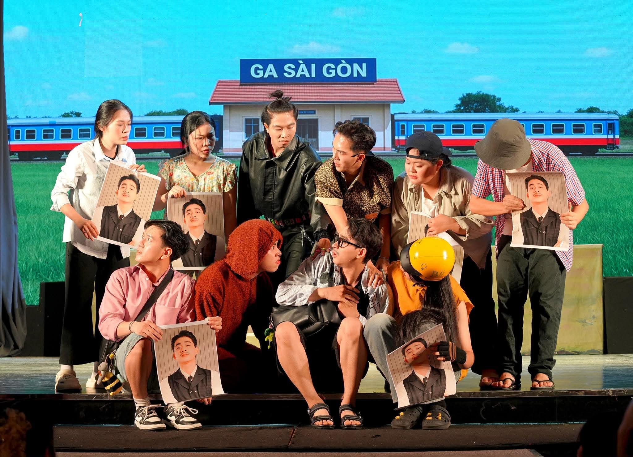'Đại ca mình đi đâu thế?': Vở diễn đầy năng lượng của dàn diễn viên trẻ Sân khấu Hồng Vân