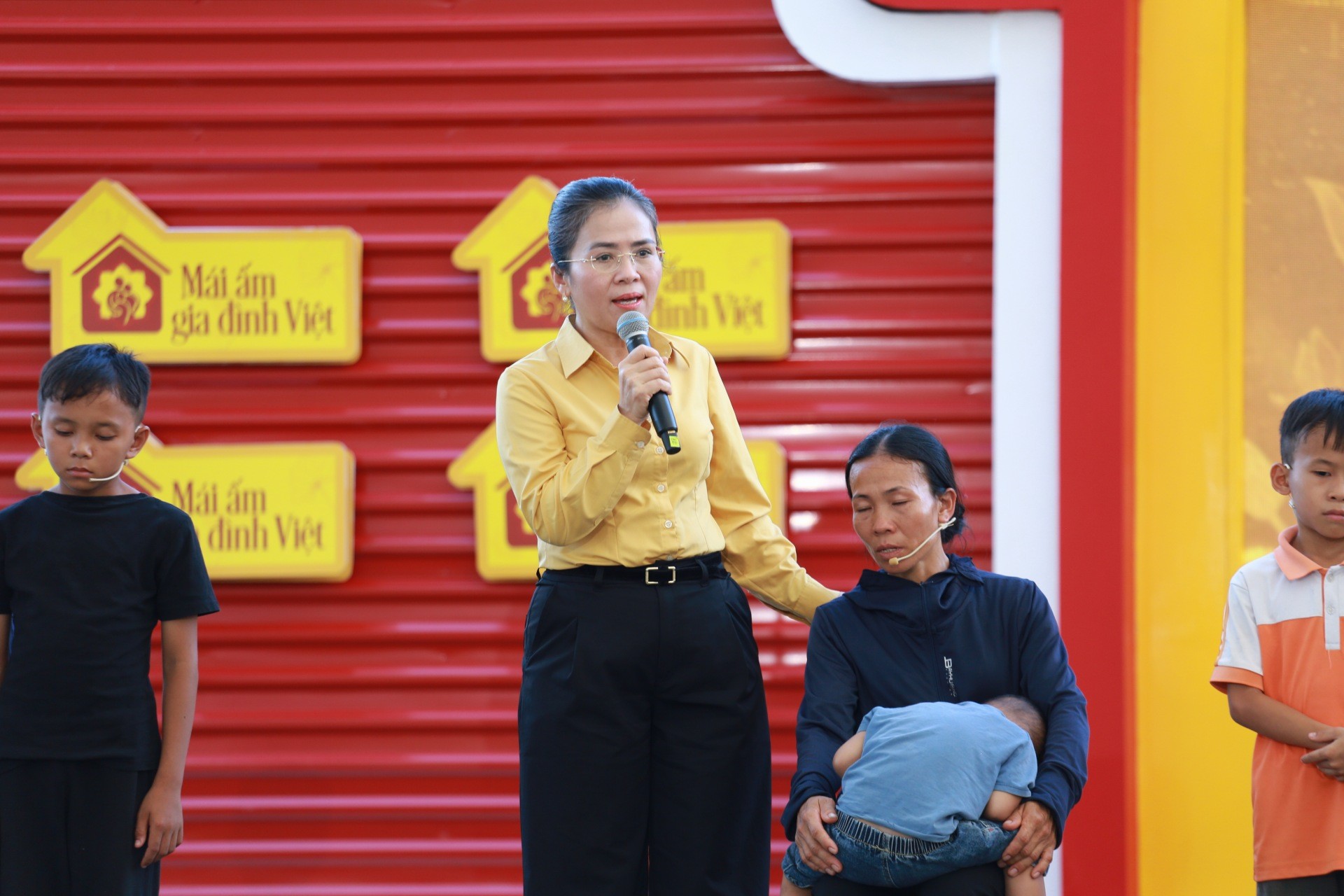 Hương Tràm xúc động, Khánh Vy nghẹn ngào trở về quê hương tham gia ghi hình 'Mái ấm gia đình Việt'