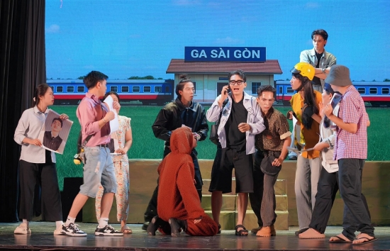 'Đại ca mình đi đâu thế?': Vở diễn đầy năng lượng của dàn diễn viên trẻ Sân khấu Hồng Vân
