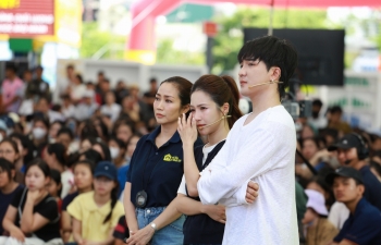 Hương Tràm xúc động, Khánh Vy nghẹn ngào trở về quê hương tham gia ghi hình 'Mái ấm gia đình Việt'