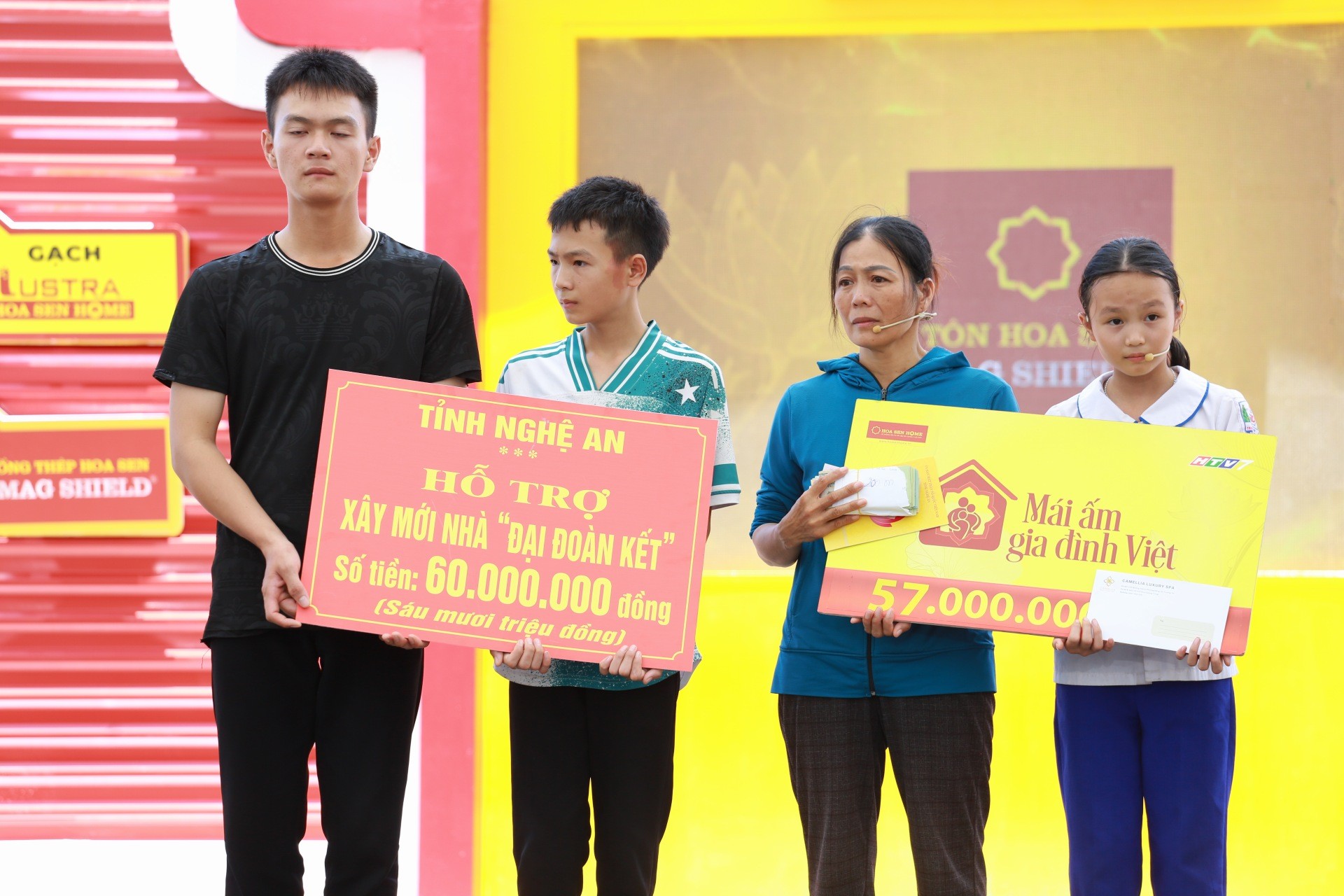 Hương Tràm xúc động, Khánh Vy nghẹn ngào trở về quê hương tham gia ghi hình 'Mái ấm gia đình Việt'