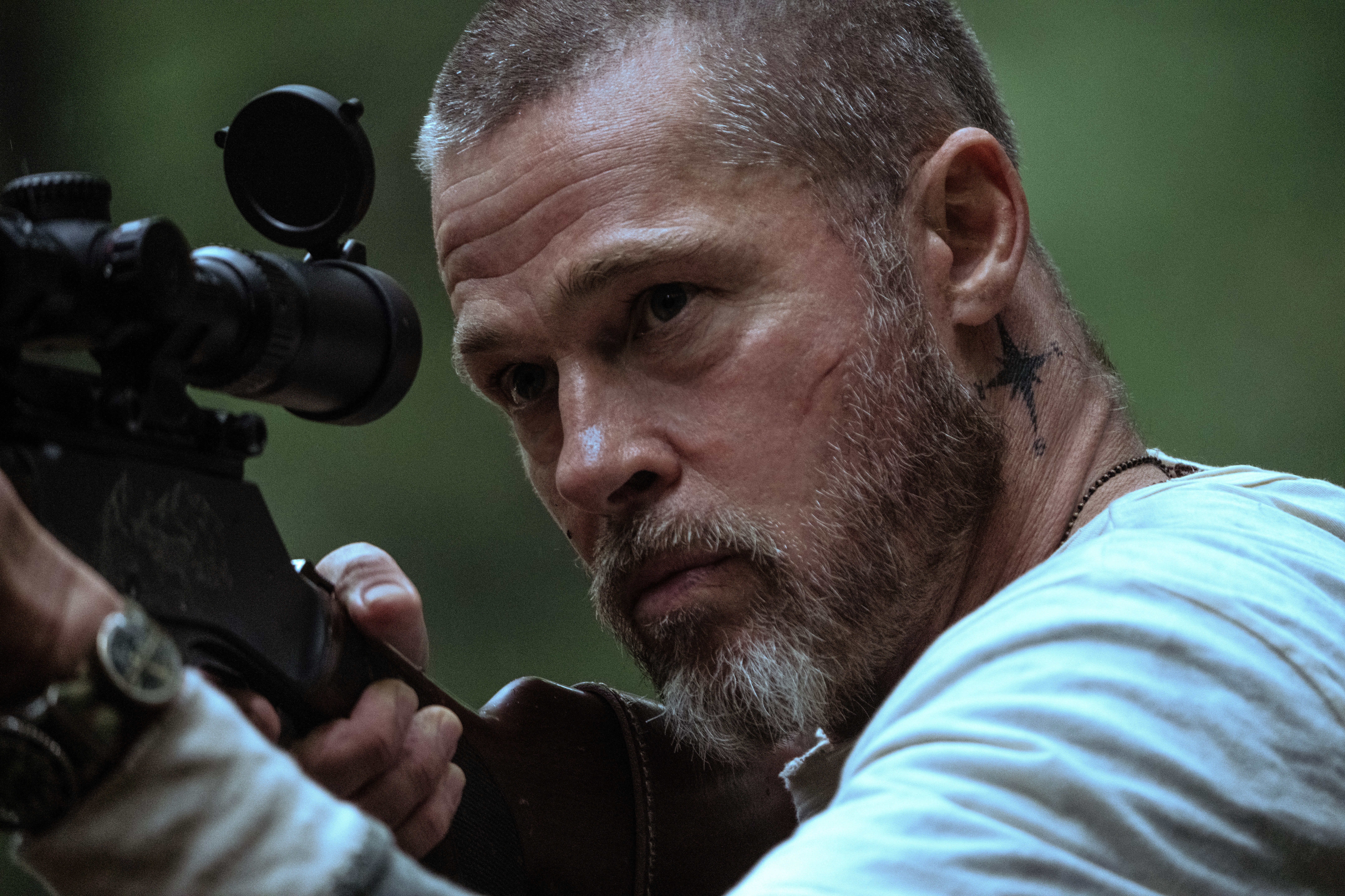 Brad Pitt bụi bặm, phong trần trong hành trình sinh tồn nghẹt thở của 'Trái tim quái thú'