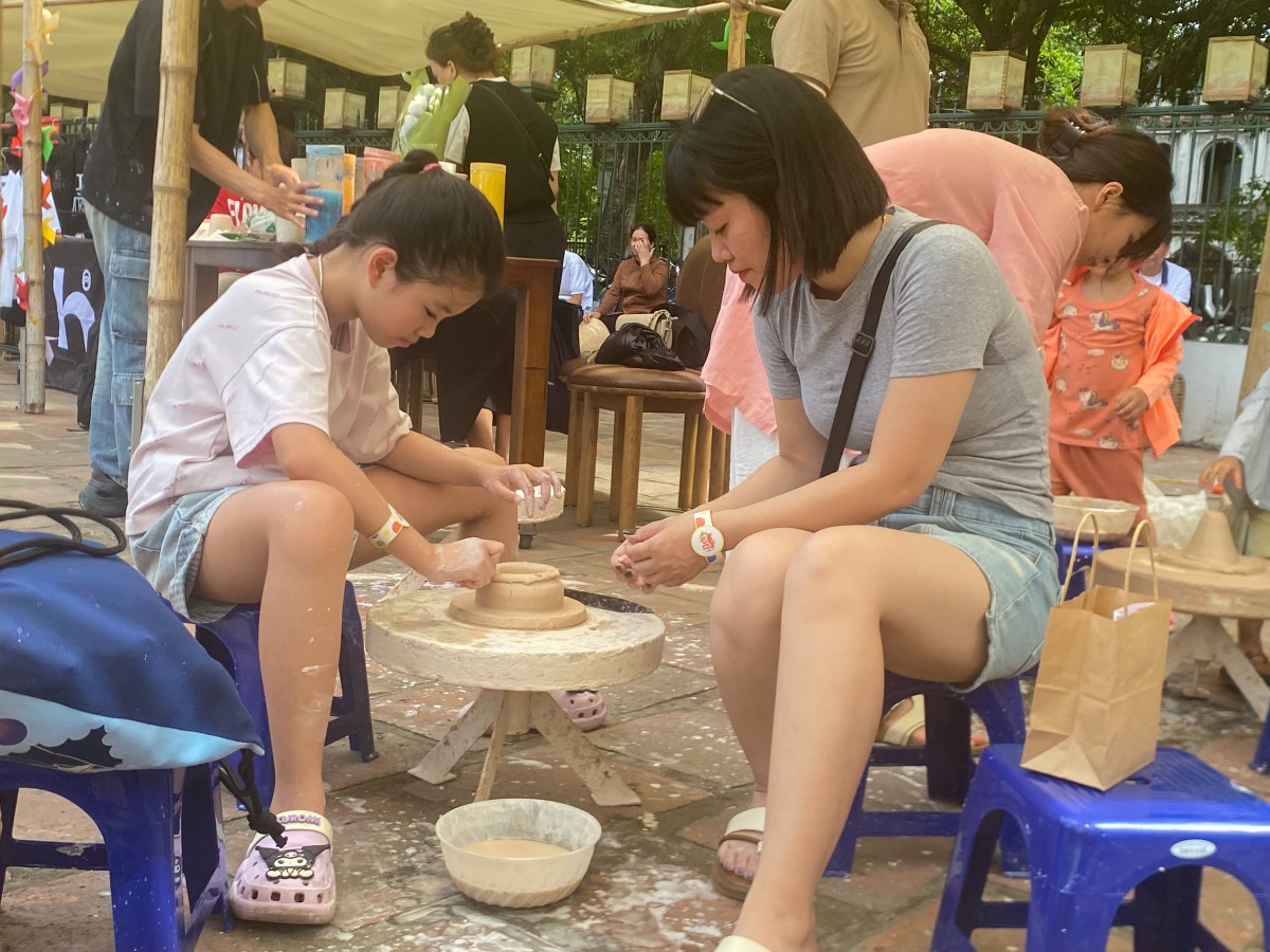Không gian tuổi thơ giữa lòng Hà Nội thu hút nhiều thế hệ tham gia