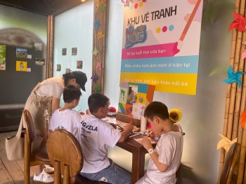 Không gian tuổi thơ giữa lòng Hà Nội thu hút nhiều thế hệ tham gia